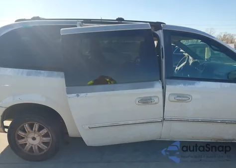 2004 Chrysler Town & Country Touring z USA, uszkodzony, nr VIN 2C8GP54L74R618552